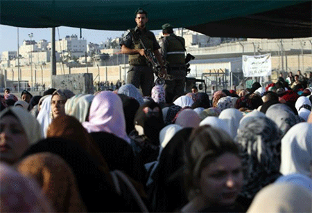 Miles de palestinos esperan en un puesto de control Soldados israelíes matan a tiros a un palestino cerca de Ramala